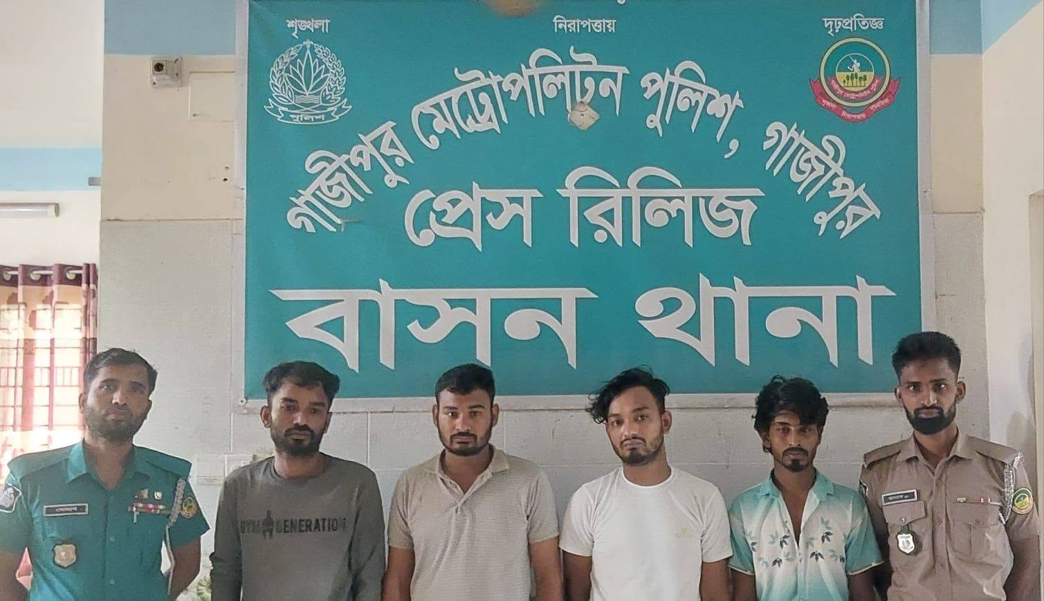 বিশেষ অভিযানে অস্ত্র ও ধর্ষণ মামলার ৪ আসামি গ্রেফতার, আদালতে প্রেরণ