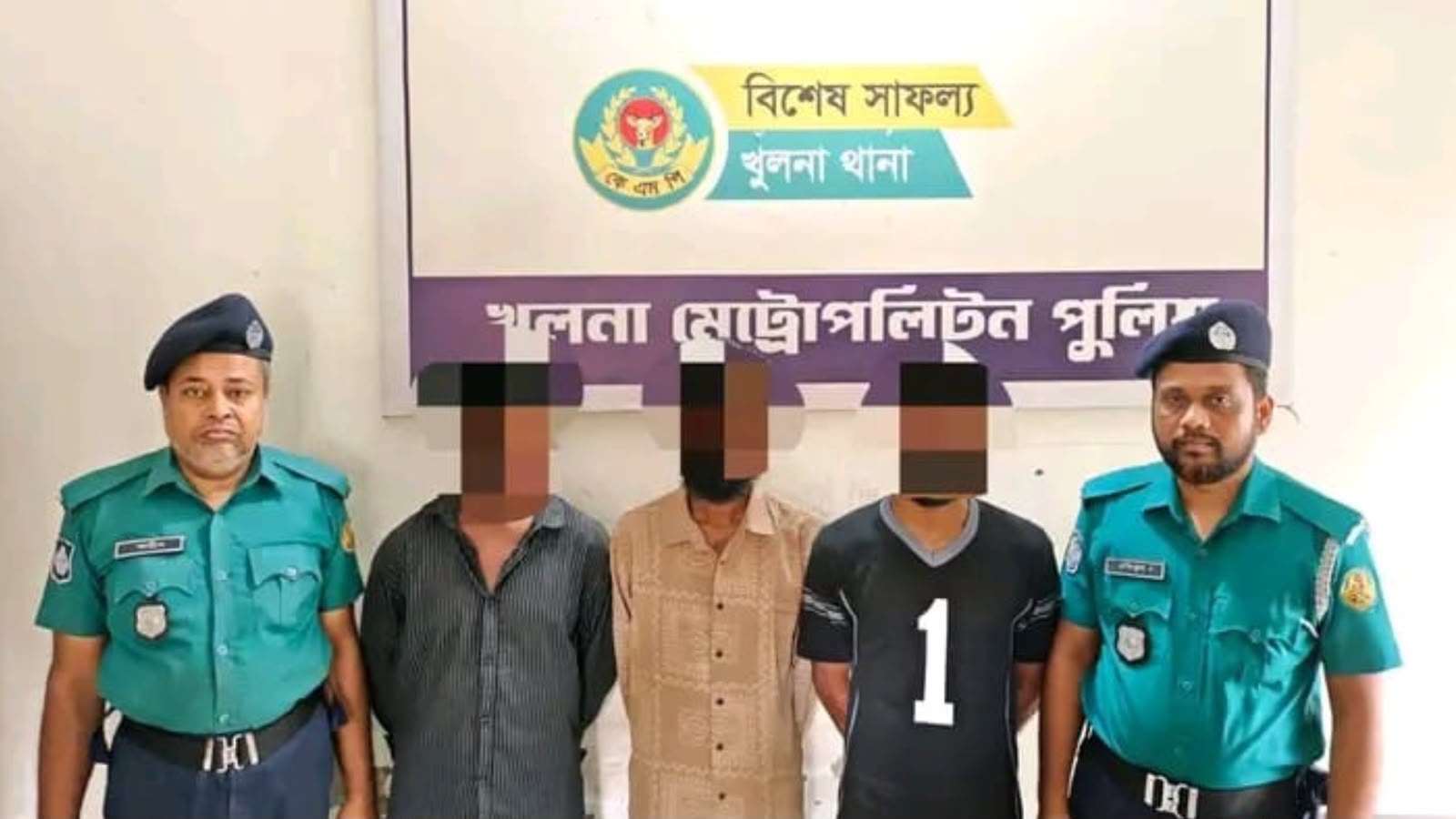 খুলনার শীর্ষ সন্ত্রাসী গ্রেনেড বাবুর তিন সহযোগী গ্রেফতার করেছে কে এম পি 