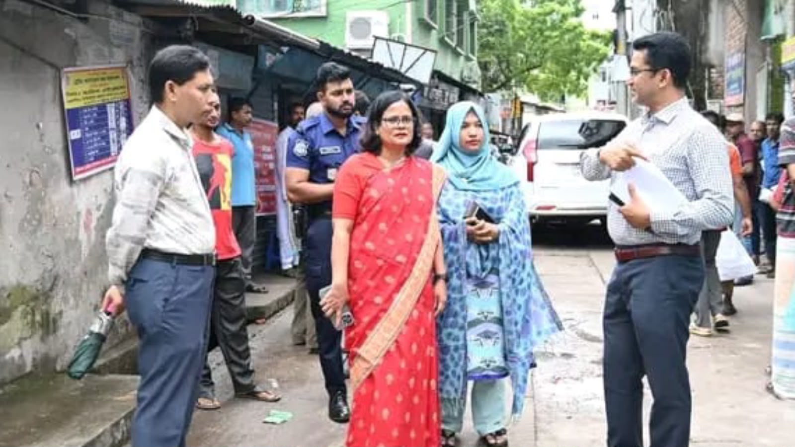 টিসিবির পণ্য বিক্রি কার্যক্রম পরিদর্শন করেন খুলনা জেলা প্রশাসক (ডিসি)ও জেলা ম্যাজিস্ট্রেট হুরে জান্নাত