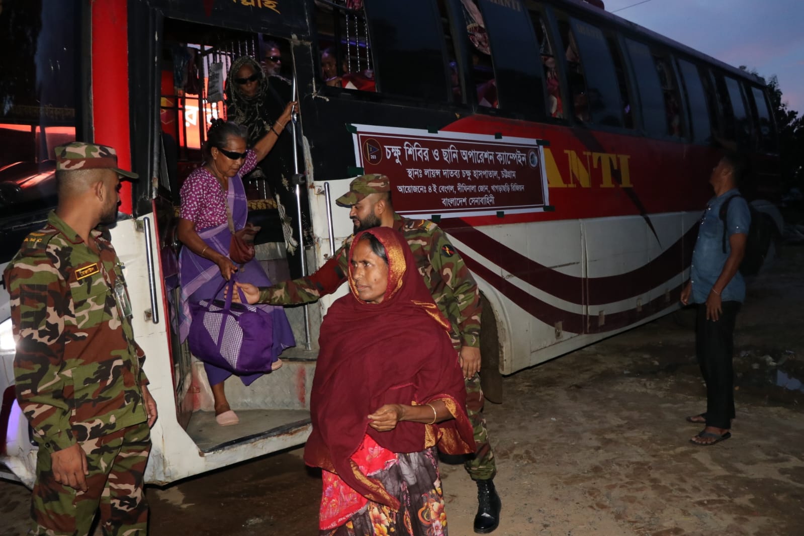 দীঘিনালায় সেনাবাহিনীর সহযোগিতায় ৩১ জন ফিরে পেলেন চোখের আলো