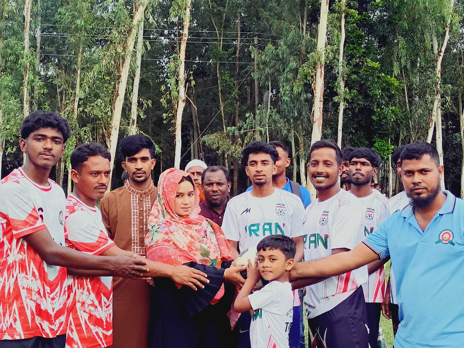 ধরাইল মাঠে প্রীতি ফুটবল ম্যাচ অনুষ্ঠিত, বিজয়ীদের মাঝে পুরস্কার বিতরণ